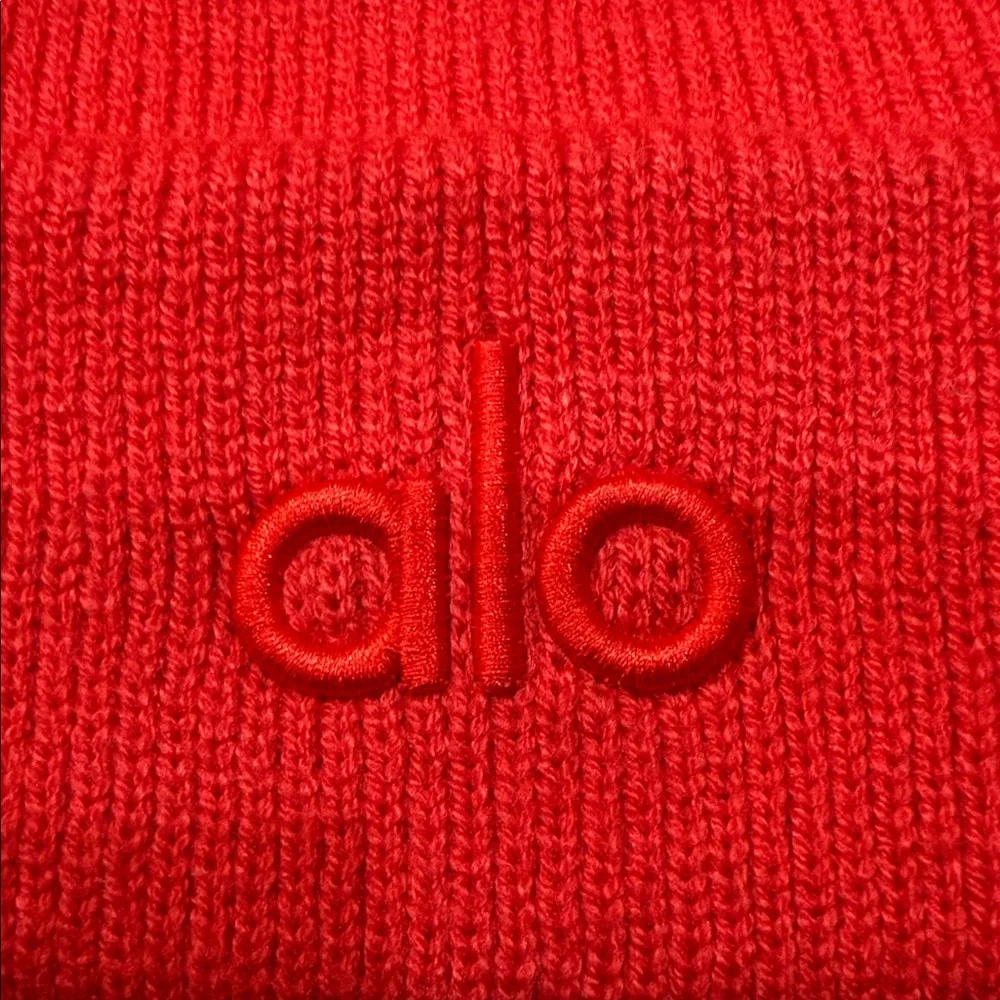 ALO YOGA | ✨NEW✨ Notable Beanie in Bright Red